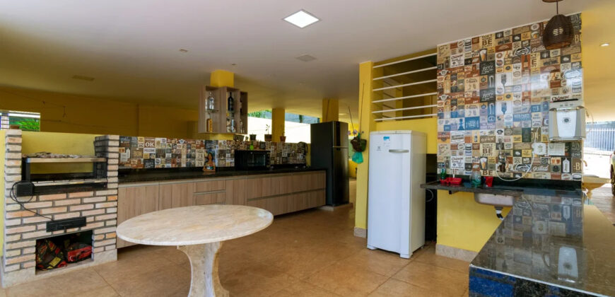 Conquiste seu novo lar no Condomínio Ouro Vermelho I, no bairro Jardim Botânico, em Brasília. Uma linda casa de 320m², moderna e espaçosa, que une conforto, praticidade e um estilo de vida exclusivo para você e sua família. Aproveite o melhor de morar em uma residência com amplas suítes e uma infraestrutura completa de lazer.