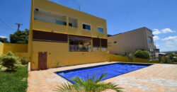 Conquiste seu novo lar no Condomínio Ouro Vermelho I, no bairro Jardim Botânico, em Brasília. Uma linda casa de 320m², moderna e espaçosa, que une conforto, praticidade e um estilo de vida exclusivo para você e sua família. Aproveite o melhor de morar em uma residência com amplas suítes e uma infraestrutura completa de lazer.