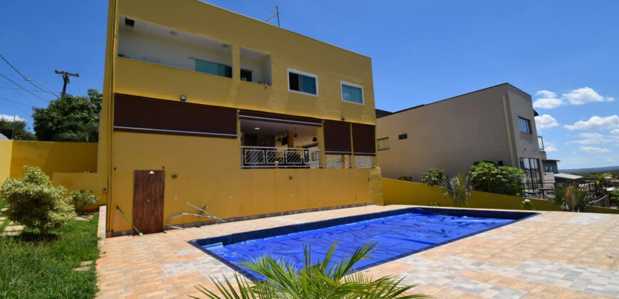 Conquiste seu novo lar no Condomínio Ouro Vermelho I, no bairro Jardim Botânico, em Brasília. Uma linda casa de 320m², moderna e espaçosa, que une conforto, praticidade e um estilo de vida exclusivo para você e sua família. Aproveite o melhor de morar em uma residência com amplas suítes e uma infraestrutura completa de lazer.