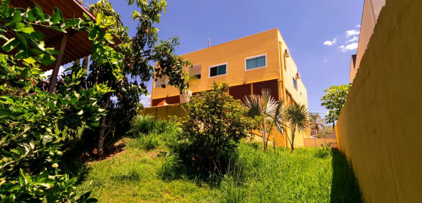 Conquiste seu novo lar no Condomínio Ouro Vermelho I, no bairro Jardim Botânico, em Brasília. Uma linda casa de 320m², moderna e espaçosa, que une conforto, praticidade e um estilo de vida exclusivo para você e sua família. Aproveite o melhor de morar em uma residência com amplas suítes e uma infraestrutura completa de lazer.