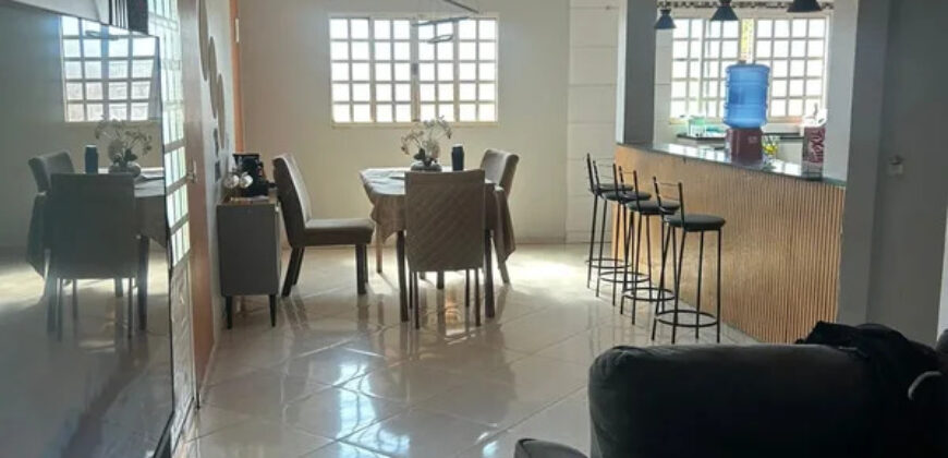 EXCELENTE CASA COM 3 QUARTOS, ARMÁRIOS PLANEJADOS, BAIRRO BORA MANSO, PERTO DA PRINCIPAL, E DO COMERCIO, EM SÃO SEBASTIÃO/DF.