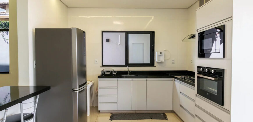 Casa Moderna à Venda no Jardim Botânico Encante-se com esta belíssima casa moderna, projetada para oferecer conforto, sofisticação e qualidade de vida em uma das regiões mais valorizadas do Jardim Botânico de Brasília.