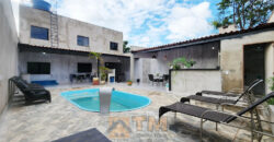 Maravilhoso Sobrado com 5 Quartos, sendo 1 Suíte, Armários Planejados, Piscina, Lotão com 270 metros, localizada no Bairro Morro da Cruz, há 20 metros da principal, em São Sebastião/DF.