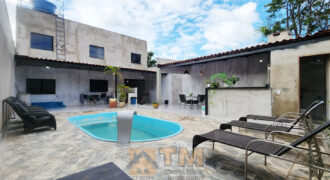 Maravilhoso Sobrado com 5 Quartos, sendo 1 Suíte, Armários Planejados, Piscina, Lotão com 270 metros, localizada no Bairro Morro da Cruz, há 20 metros da principal, em São Sebastião/DF.