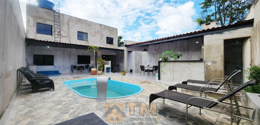 Maravilhoso Sobrado com 5 Quartos, sendo 1 Suíte, Armários Planejados, Piscina, Lotão com 270 metros, localizada no Bairro Morro da Cruz, há 20 metros da principal, em São Sebastião/DF.