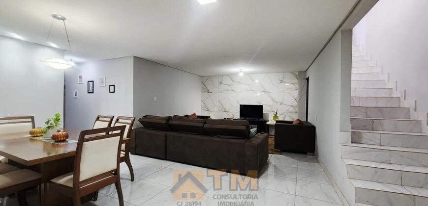 Maravilhoso Sobrado com 5 Quartos, sendo 1 Suíte, Armários Planejados, Piscina, Lotão com 270 metros, localizada no Bairro Morro da Cruz, há 20 metros da principal, em São Sebastião/DF.