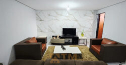 Maravilhoso Sobrado com 5 Quartos, sendo 1 Suíte, Armários Planejados, Piscina, Lotão com 270 metros, localizada no Bairro Morro da Cruz, há 20 metros da principal, em São Sebastião/DF.