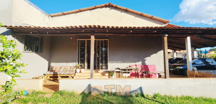 Excelente Casa com 3 Quartos, Suíte, mais uma kit nos fundos, lote vazado com 520 metros, São Sebastião /DF.