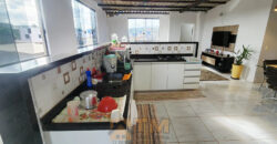 Maravilhoso Sobrado com 5 Quartos, sendo 1 Suíte, Armários Planejados, Piscina, Lotão com 270 metros, localizada no Bairro Morro da Cruz, há 20 metros da principal, em São Sebastião/DF.