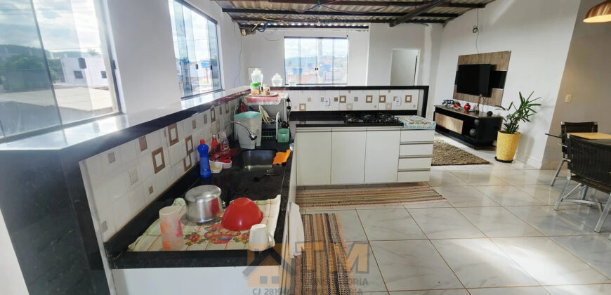 Maravilhoso Sobrado com 5 Quartos, sendo 1 Suíte, Armários Planejados, Piscina, Lotão com 270 metros, localizada no Bairro Morro da Cruz, há 20 metros da principal, em São Sebastião/DF.