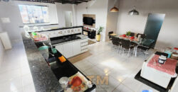 Maravilhoso Sobrado com 5 Quartos, sendo 1 Suíte, Armários Planejados, Piscina, Lotão com 270 metros, localizada no Bairro Morro da Cruz, há 20 metros da principal, em São Sebastião/DF.