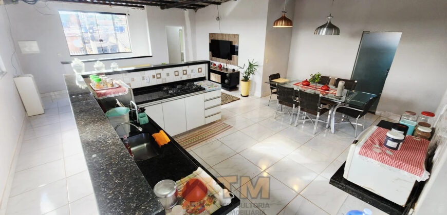 Maravilhoso Sobrado com 5 Quartos, sendo 1 Suíte, Armários Planejados, Piscina, Lotão com 270 metros, localizada no Bairro Morro da Cruz, há 20 metros da principal, em São Sebastião/DF.