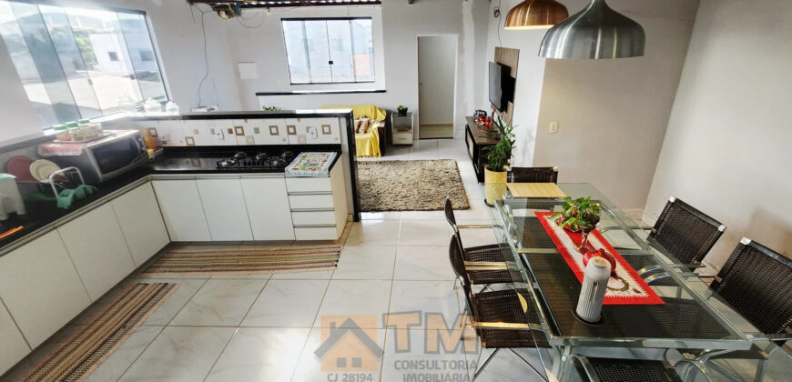 Maravilhoso Sobrado com 5 Quartos, sendo 1 Suíte, Armários Planejados, Piscina, Lotão com 270 metros, localizada no Bairro Morro da Cruz, há 20 metros da principal, em São Sebastião/DF.