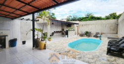 Maravilhoso Sobrado com 5 Quartos, sendo 1 Suíte, Armários Planejados, Piscina, Lotão com 270 metros, localizada no Bairro Morro da Cruz, há 20 metros da principal, em São Sebastião/DF.