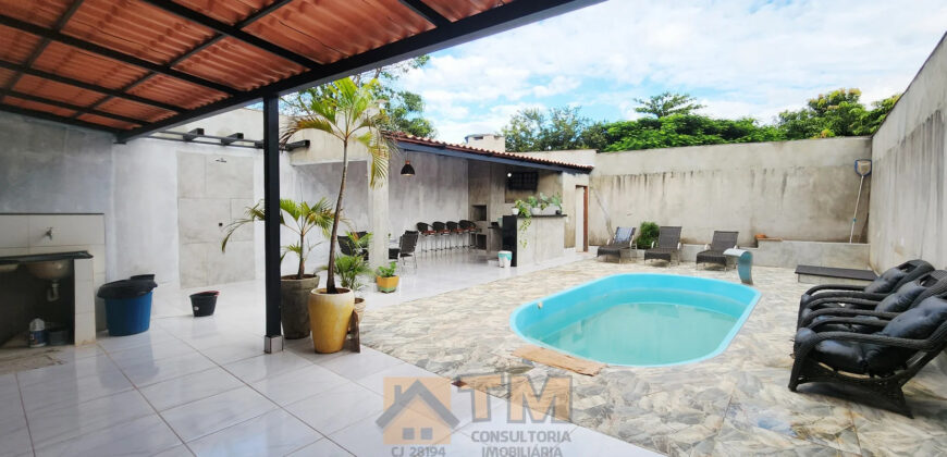 Maravilhoso Sobrado com 5 Quartos, sendo 1 Suíte, Armários Planejados, Piscina, Lotão com 270 metros, localizada no Bairro Morro da Cruz, há 20 metros da principal, em São Sebastião/DF.