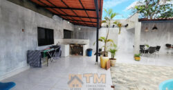 Maravilhoso Sobrado com 5 Quartos, sendo 1 Suíte, Armários Planejados, Piscina, Lotão com 270 metros, localizada no Bairro Morro da Cruz, há 20 metros da principal, em São Sebastião/DF.