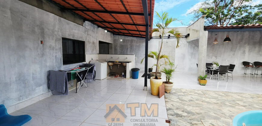 Maravilhoso Sobrado com 5 Quartos, sendo 1 Suíte, Armários Planejados, Piscina, Lotão com 270 metros, localizada no Bairro Morro da Cruz, há 20 metros da principal, em São Sebastião/DF.