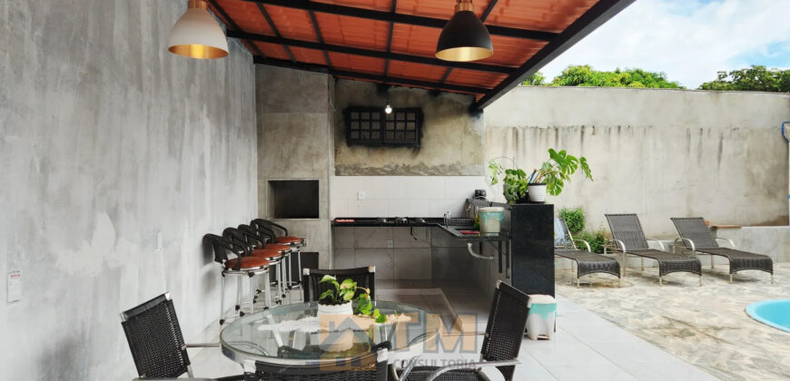 Maravilhoso Sobrado com 5 Quartos, sendo 1 Suíte, Armários Planejados, Piscina, Lotão com 270 metros, localizada no Bairro Morro da Cruz, há 20 metros da principal, em São Sebastião/DF.