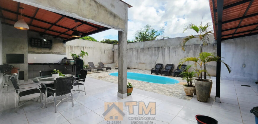 Maravilhoso Sobrado com 5 Quartos, sendo 1 Suíte, Armários Planejados, Piscina, Lotão com 270 metros, localizada no Bairro Morro da Cruz, há 20 metros da principal, em São Sebastião/DF.