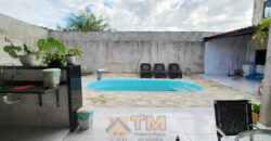 Maravilhoso Sobrado com 5 Quartos, sendo 1 Suíte, Armários Planejados, Piscina, Lotão com 270 metros, localizada no Bairro Morro da Cruz, há 20 metros da principal, em São Sebastião/DF.