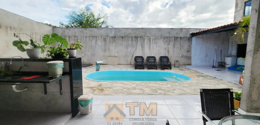 Maravilhoso Sobrado com 5 Quartos, sendo 1 Suíte, Armários Planejados, Piscina, Lotão com 270 metros, localizada no Bairro Morro da Cruz, há 20 metros da principal, em São Sebastião/DF.