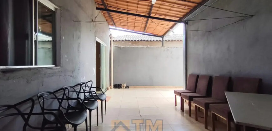 MARAVILHOSA Casa com 3 Quartos, no centro da cidade, em São Sebastião/DF. Perto de Parada de Onibus e Comercio.