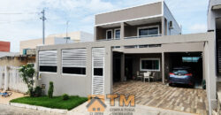 IMAGINE MORAR EM UMA CASA DE ALTO PADRÃO NO CONDOMÍNIO QUINTA DOS IPÊS, LOCALIZADO NO TRANQUILO BAIRRO JARDIM BOTÂNICO, EM BRASÍLIA. COM 3 DORMITÓRIOS, SENDO 2 SUÍTES, ESTE IMÓVEL COMBINA CONFORTO, PRATICIDADE E UM ESTILO DE VIDA SOFISTICADO, PERFEITO PARA QUEM BUSCA ESPAÇO E QUALIDADE DE VIDA PERTO DO OURO VERMELHO II.