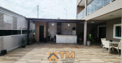 IMAGINE MORAR EM UMA CASA DE ALTO PADRÃO NO CONDOMÍNIO QUINTA DOS IPÊS, LOCALIZADO NO TRANQUILO BAIRRO JARDIM BOTÂNICO, EM BRASÍLIA. COM 3 DORMITÓRIOS, SENDO 2 SUÍTES, ESTE IMÓVEL COMBINA CONFORTO, PRATICIDADE E UM ESTILO DE VIDA SOFISTICADO, PERFEITO PARA QUEM BUSCA ESPAÇO E QUALIDADE DE VIDA PERTO DO OURO VERMELHO II.