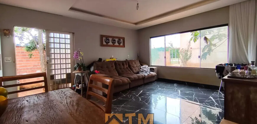 LOJA E CASA EM PONTO COMERCIAL, LOTE DE 430 M2. LOJA TODA NA LAJE E COM 2 BANHEIROS. PARTE SUPERIOR DA LOJA TEM UMA KITNET COM UM QUARTO, BANHEIRO, COZINHA E SALA INTEGRADA FALTANDO ACABAMENTO.