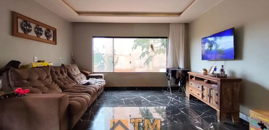 LOJA E CASA EM PONTO COMERCIAL, LOTE DE 430 M2. LOJA TODA NA LAJE E COM 2 BANHEIROS. PARTE SUPERIOR DA LOJA TEM UMA KITNET COM UM QUARTO, BANHEIRO, COZINHA E SALA INTEGRADA FALTANDO ACABAMENTO.