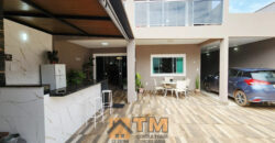 IMAGINE MORAR EM UMA CASA DE ALTO PADRÃO NO CONDOMÍNIO QUINTA DOS IPÊS, LOCALIZADO NO TRANQUILO BAIRRO JARDIM BOTÂNICO, EM BRASÍLIA. COM 3 DORMITÓRIOS, SENDO 2 SUÍTES, ESTE IMÓVEL COMBINA CONFORTO, PRATICIDADE E UM ESTILO DE VIDA SOFISTICADO, PERFEITO PARA QUEM BUSCA ESPAÇO E QUALIDADE DE VIDA PERTO DO OURO VERMELHO II.