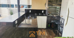 IMAGINE MORAR EM UMA CASA DE ALTO PADRÃO NO CONDOMÍNIO QUINTA DOS IPÊS, LOCALIZADO NO TRANQUILO BAIRRO JARDIM BOTÂNICO, EM BRASÍLIA. COM 3 DORMITÓRIOS, SENDO 2 SUÍTES, ESTE IMÓVEL COMBINA CONFORTO, PRATICIDADE E UM ESTILO DE VIDA SOFISTICADO, PERFEITO PARA QUEM BUSCA ESPAÇO E QUALIDADE DE VIDA PERTO DO OURO VERMELHO II.