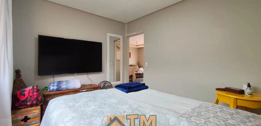 LOJA E CASA EM PONTO COMERCIAL, LOTE DE 430 M2. LOJA TODA NA LAJE E COM 2 BANHEIROS. PARTE SUPERIOR DA LOJA TEM UMA KITNET COM UM QUARTO, BANHEIRO, COZINHA E SALA INTEGRADA FALTANDO ACABAMENTO.