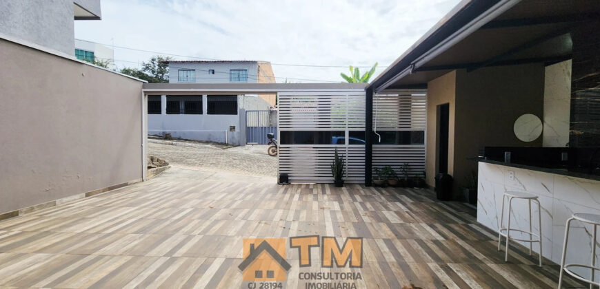 IMAGINE MORAR EM UMA CASA DE ALTO PADRÃO NO CONDOMÍNIO QUINTA DOS IPÊS, LOCALIZADO NO TRANQUILO BAIRRO JARDIM BOTÂNICO, EM BRASÍLIA. COM 3 DORMITÓRIOS, SENDO 2 SUÍTES, ESTE IMÓVEL COMBINA CONFORTO, PRATICIDADE E UM ESTILO DE VIDA SOFISTICADO, PERFEITO PARA QUEM BUSCA ESPAÇO E QUALIDADE DE VIDA PERTO DO OURO VERMELHO II.