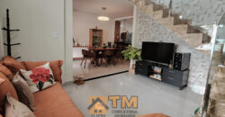 IMAGINE MORAR EM UMA CASA DE ALTO PADRÃO NO CONDOMÍNIO QUINTA DOS IPÊS, LOCALIZADO NO TRANQUILO BAIRRO JARDIM BOTÂNICO, EM BRASÍLIA. COM 3 DORMITÓRIOS, SENDO 2 SUÍTES, ESTE IMÓVEL COMBINA CONFORTO, PRATICIDADE E UM ESTILO DE VIDA SOFISTICADO, PERFEITO PARA QUEM BUSCA ESPAÇO E QUALIDADE DE VIDA PERTO DO OURO VERMELHO II.