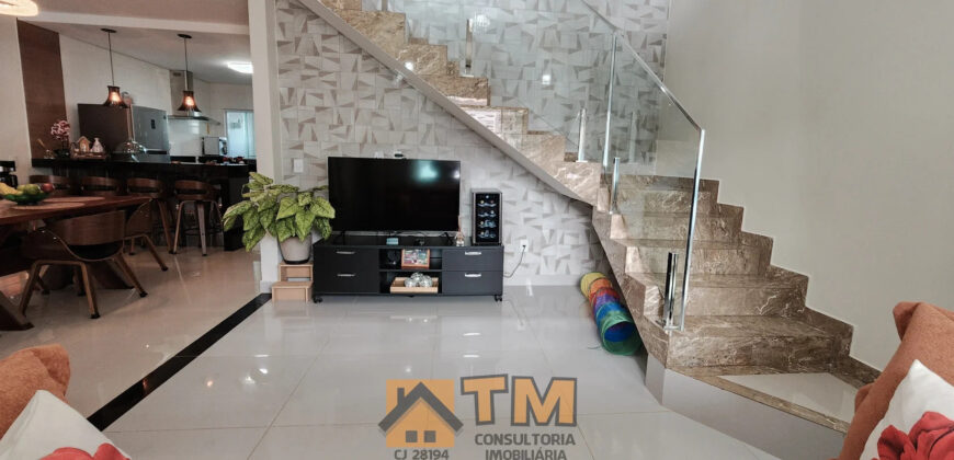 IMAGINE MORAR EM UMA CASA DE ALTO PADRÃO NO CONDOMÍNIO QUINTA DOS IPÊS, LOCALIZADO NO TRANQUILO BAIRRO JARDIM BOTÂNICO, EM BRASÍLIA. COM 3 DORMITÓRIOS, SENDO 2 SUÍTES, ESTE IMÓVEL COMBINA CONFORTO, PRATICIDADE E UM ESTILO DE VIDA SOFISTICADO, PERFEITO PARA QUEM BUSCA ESPAÇO E QUALIDADE DE VIDA PERTO DO OURO VERMELHO II.