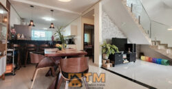 IMAGINE MORAR EM UMA CASA DE ALTO PADRÃO NO CONDOMÍNIO QUINTA DOS IPÊS, LOCALIZADO NO TRANQUILO BAIRRO JARDIM BOTÂNICO, EM BRASÍLIA. COM 3 DORMITÓRIOS, SENDO 2 SUÍTES, ESTE IMÓVEL COMBINA CONFORTO, PRATICIDADE E UM ESTILO DE VIDA SOFISTICADO, PERFEITO PARA QUEM BUSCA ESPAÇO E QUALIDADE DE VIDA PERTO DO OURO VERMELHO II.