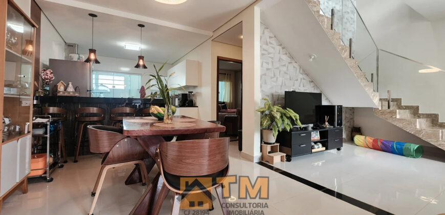 IMAGINE MORAR EM UMA CASA DE ALTO PADRÃO NO CONDOMÍNIO QUINTA DOS IPÊS, LOCALIZADO NO TRANQUILO BAIRRO JARDIM BOTÂNICO, EM BRASÍLIA. COM 3 DORMITÓRIOS, SENDO 2 SUÍTES, ESTE IMÓVEL COMBINA CONFORTO, PRATICIDADE E UM ESTILO DE VIDA SOFISTICADO, PERFEITO PARA QUEM BUSCA ESPAÇO E QUALIDADE DE VIDA PERTO DO OURO VERMELHO II.