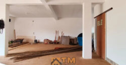 LOJA E CASA EM PONTO COMERCIAL, LOTE DE 430 M2. LOJA TODA NA LAJE E COM 2 BANHEIROS. PARTE SUPERIOR DA LOJA TEM UMA KITNET COM UM QUARTO, BANHEIRO, COZINHA E SALA INTEGRADA FALTANDO ACABAMENTO.