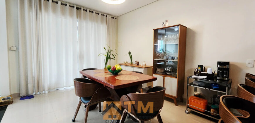 IMAGINE MORAR EM UMA CASA DE ALTO PADRÃO NO CONDOMÍNIO QUINTA DOS IPÊS, LOCALIZADO NO TRANQUILO BAIRRO JARDIM BOTÂNICO, EM BRASÍLIA. COM 3 DORMITÓRIOS, SENDO 2 SUÍTES, ESTE IMÓVEL COMBINA CONFORTO, PRATICIDADE E UM ESTILO DE VIDA SOFISTICADO, PERFEITO PARA QUEM BUSCA ESPAÇO E QUALIDADE DE VIDA PERTO DO OURO VERMELHO II.