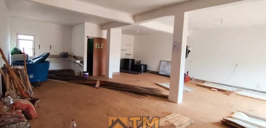 LOJA E CASA EM PONTO COMERCIAL, LOTE DE 430 M2. LOJA TODA NA LAJE E COM 2 BANHEIROS. PARTE SUPERIOR DA LOJA TEM UMA KITNET COM UM QUARTO, BANHEIRO, COZINHA E SALA INTEGRADA FALTANDO ACABAMENTO.