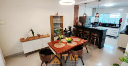 IMAGINE MORAR EM UMA CASA DE ALTO PADRÃO NO CONDOMÍNIO QUINTA DOS IPÊS, LOCALIZADO NO TRANQUILO BAIRRO JARDIM BOTÂNICO, EM BRASÍLIA. COM 3 DORMITÓRIOS, SENDO 2 SUÍTES, ESTE IMÓVEL COMBINA CONFORTO, PRATICIDADE E UM ESTILO DE VIDA SOFISTICADO, PERFEITO PARA QUEM BUSCA ESPAÇO E QUALIDADE DE VIDA PERTO DO OURO VERMELHO II.