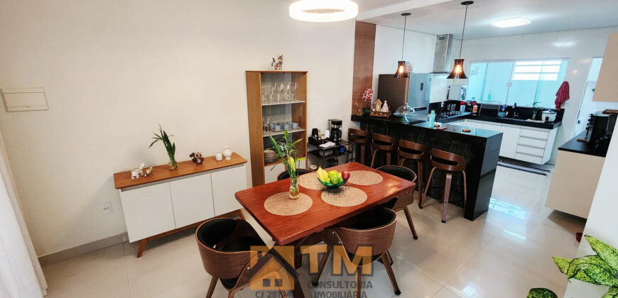 IMAGINE MORAR EM UMA CASA DE ALTO PADRÃO NO CONDOMÍNIO QUINTA DOS IPÊS, LOCALIZADO NO TRANQUILO BAIRRO JARDIM BOTÂNICO, EM BRASÍLIA. COM 3 DORMITÓRIOS, SENDO 2 SUÍTES, ESTE IMÓVEL COMBINA CONFORTO, PRATICIDADE E UM ESTILO DE VIDA SOFISTICADO, PERFEITO PARA QUEM BUSCA ESPAÇO E QUALIDADE DE VIDA PERTO DO OURO VERMELHO II.