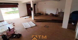 LOJA E CASA EM PONTO COMERCIAL, LOTE DE 430 M2. LOJA TODA NA LAJE E COM 2 BANHEIROS. PARTE SUPERIOR DA LOJA TEM UMA KITNET COM UM QUARTO, BANHEIRO, COZINHA E SALA INTEGRADA FALTANDO ACABAMENTO.