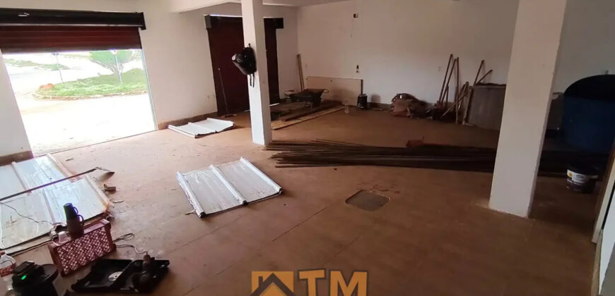 LOJA E CASA EM PONTO COMERCIAL, LOTE DE 430 M2. LOJA TODA NA LAJE E COM 2 BANHEIROS. PARTE SUPERIOR DA LOJA TEM UMA KITNET COM UM QUARTO, BANHEIRO, COZINHA E SALA INTEGRADA FALTANDO ACABAMENTO.