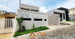 IMAGINE MORAR EM UMA CASA DE ALTO PADRÃO NO CONDOMÍNIO QUINTA DOS IPÊS, LOCALIZADO NO TRANQUILO BAIRRO JARDIM BOTÂNICO, EM BRASÍLIA. COM 3 DORMITÓRIOS, SENDO 2 SUÍTES, ESTE IMÓVEL COMBINA CONFORTO, PRATICIDADE E UM ESTILO DE VIDA SOFISTICADO, PERFEITO PARA QUEM BUSCA ESPAÇO E QUALIDADE DE VIDA PERTO DO OURO VERMELHO II.