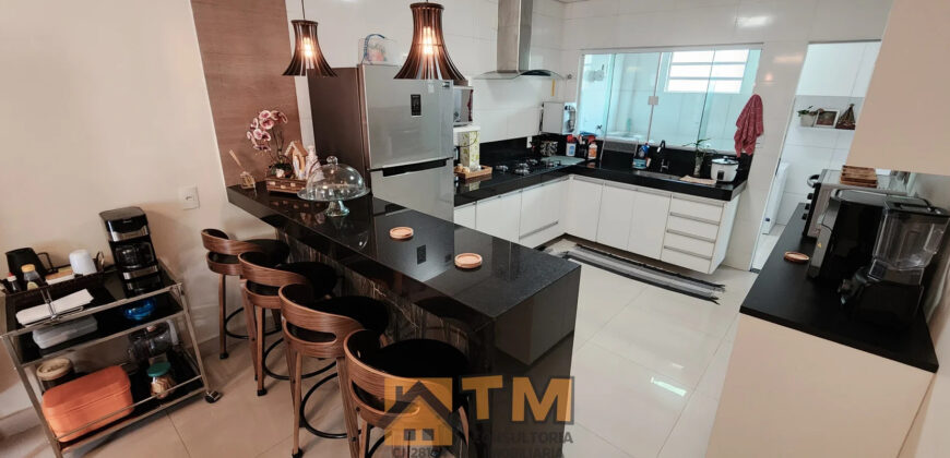 IMAGINE MORAR EM UMA CASA DE ALTO PADRÃO NO CONDOMÍNIO QUINTA DOS IPÊS, LOCALIZADO NO TRANQUILO BAIRRO JARDIM BOTÂNICO, EM BRASÍLIA. COM 3 DORMITÓRIOS, SENDO 2 SUÍTES, ESTE IMÓVEL COMBINA CONFORTO, PRATICIDADE E UM ESTILO DE VIDA SOFISTICADO, PERFEITO PARA QUEM BUSCA ESPAÇO E QUALIDADE DE VIDA PERTO DO OURO VERMELHO II.