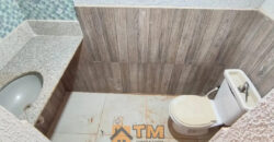 LOJA E CASA EM PONTO COMERCIAL, LOTE DE 430 M2. LOJA TODA NA LAJE E COM 2 BANHEIROS. PARTE SUPERIOR DA LOJA TEM UMA KITNET COM UM QUARTO, BANHEIRO, COZINHA E SALA INTEGRADA FALTANDO ACABAMENTO.