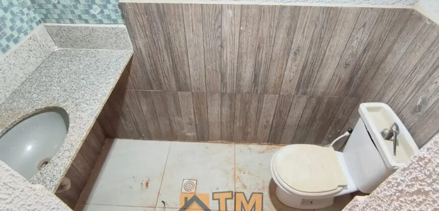 LOJA E CASA EM PONTO COMERCIAL, LOTE DE 430 M2. LOJA TODA NA LAJE E COM 2 BANHEIROS. PARTE SUPERIOR DA LOJA TEM UMA KITNET COM UM QUARTO, BANHEIRO, COZINHA E SALA INTEGRADA FALTANDO ACABAMENTO.