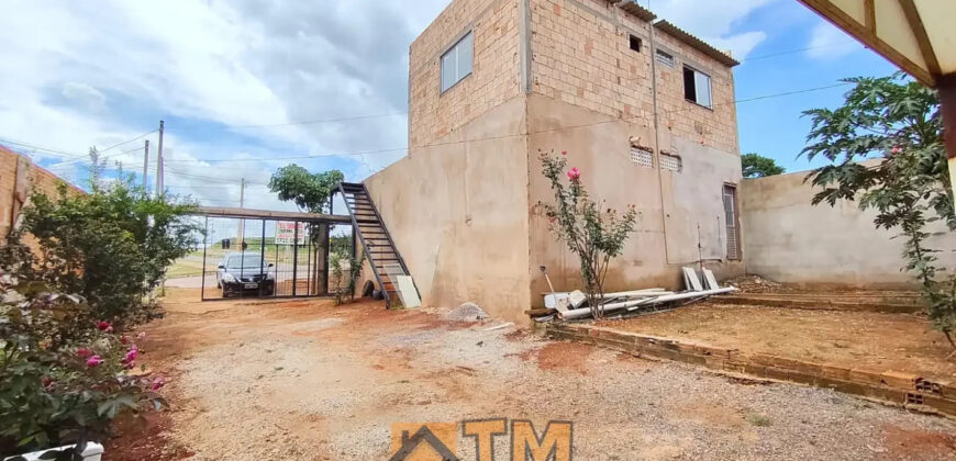 LOJA E CASA EM PONTO COMERCIAL, LOTE DE 430 M2. LOJA TODA NA LAJE E COM 2 BANHEIROS. PARTE SUPERIOR DA LOJA TEM UMA KITNET COM UM QUARTO, BANHEIRO, COZINHA E SALA INTEGRADA FALTANDO ACABAMENTO.